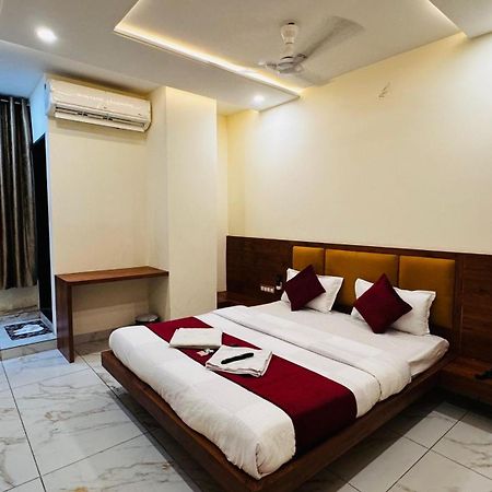 Hotel Prakasham Ujjain Esterno foto