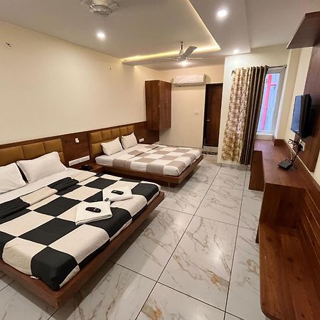 Hotel Prakasham Ujjain Esterno foto