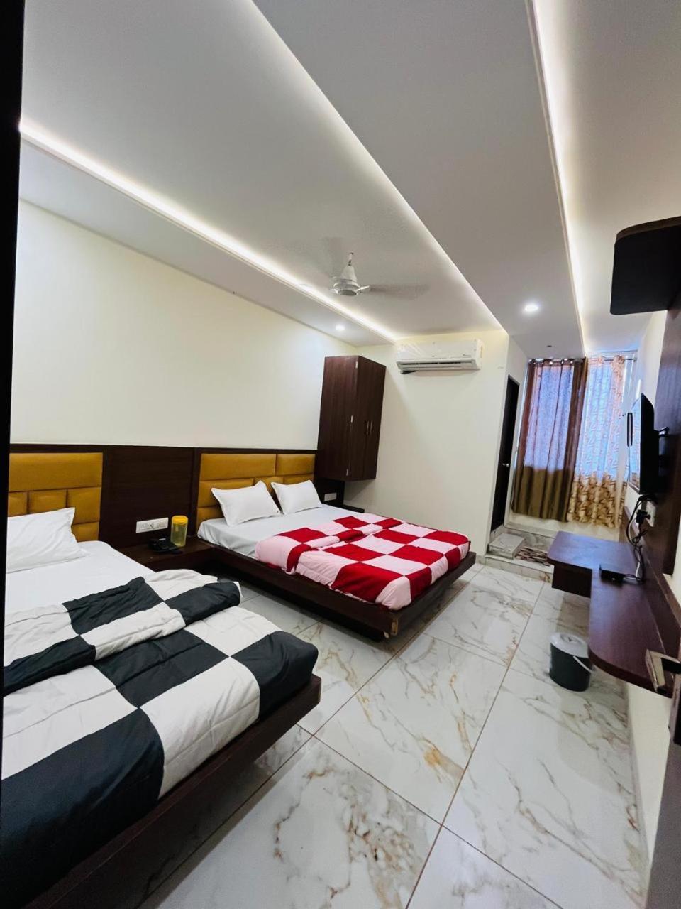 Hotel Prakasham Ujjain Esterno foto
