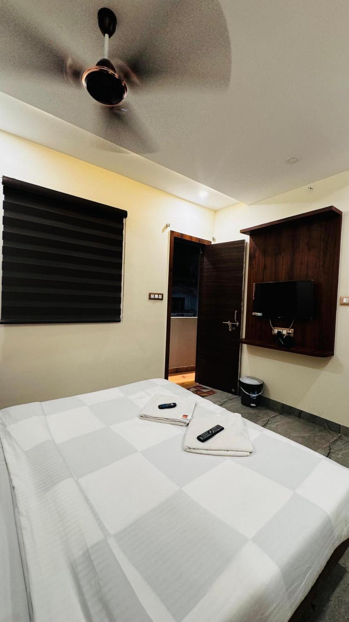 Hotel Prakasham Ujjain Esterno foto