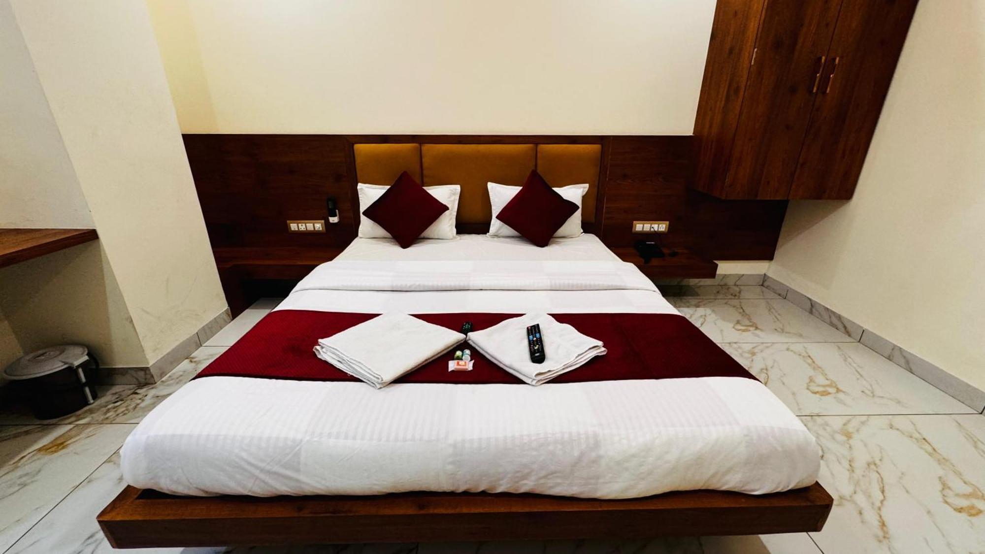 Hotel Prakasham Ujjain Esterno foto