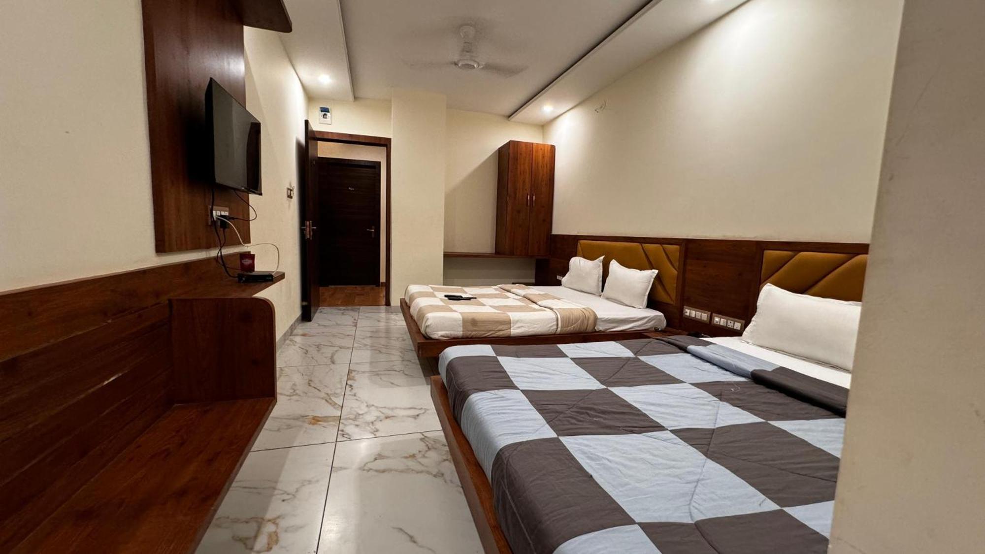 Hotel Prakasham Ujjain Esterno foto