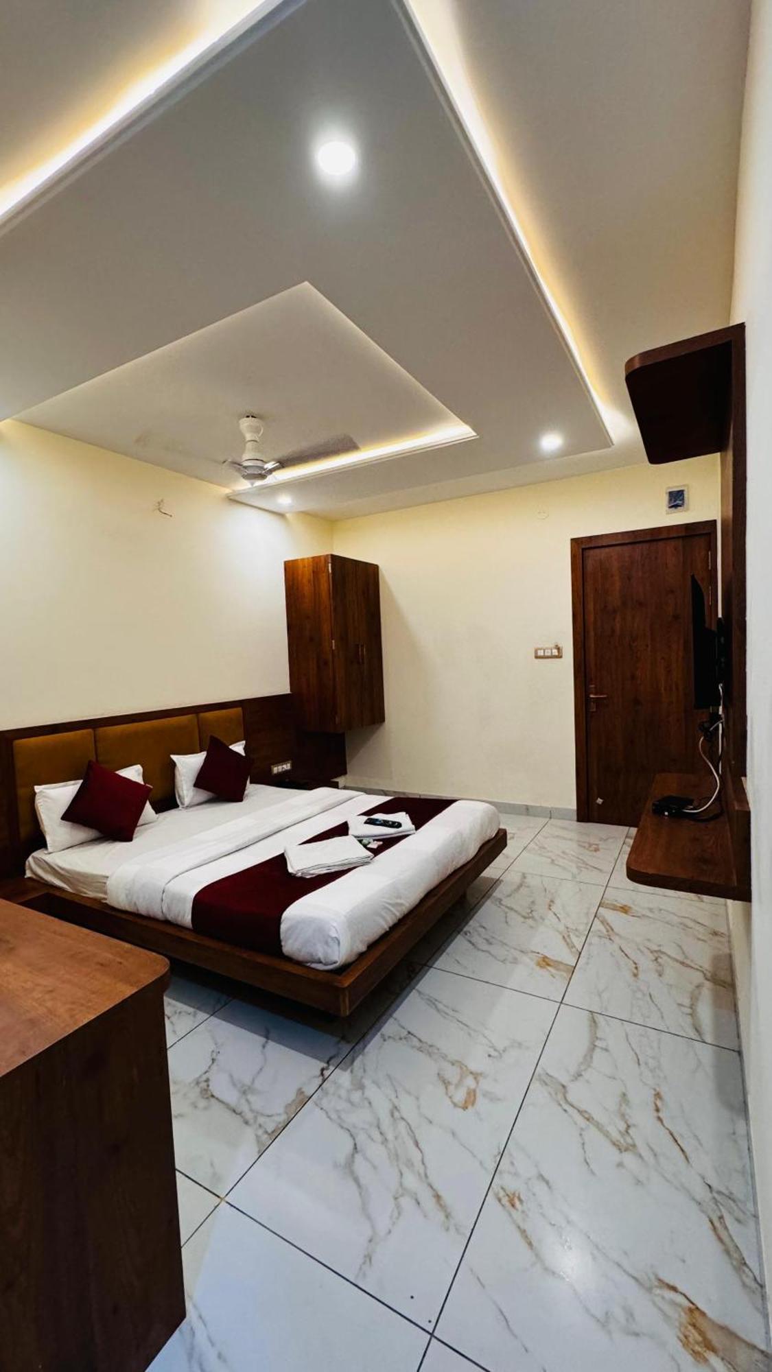Hotel Prakasham Ujjain Esterno foto