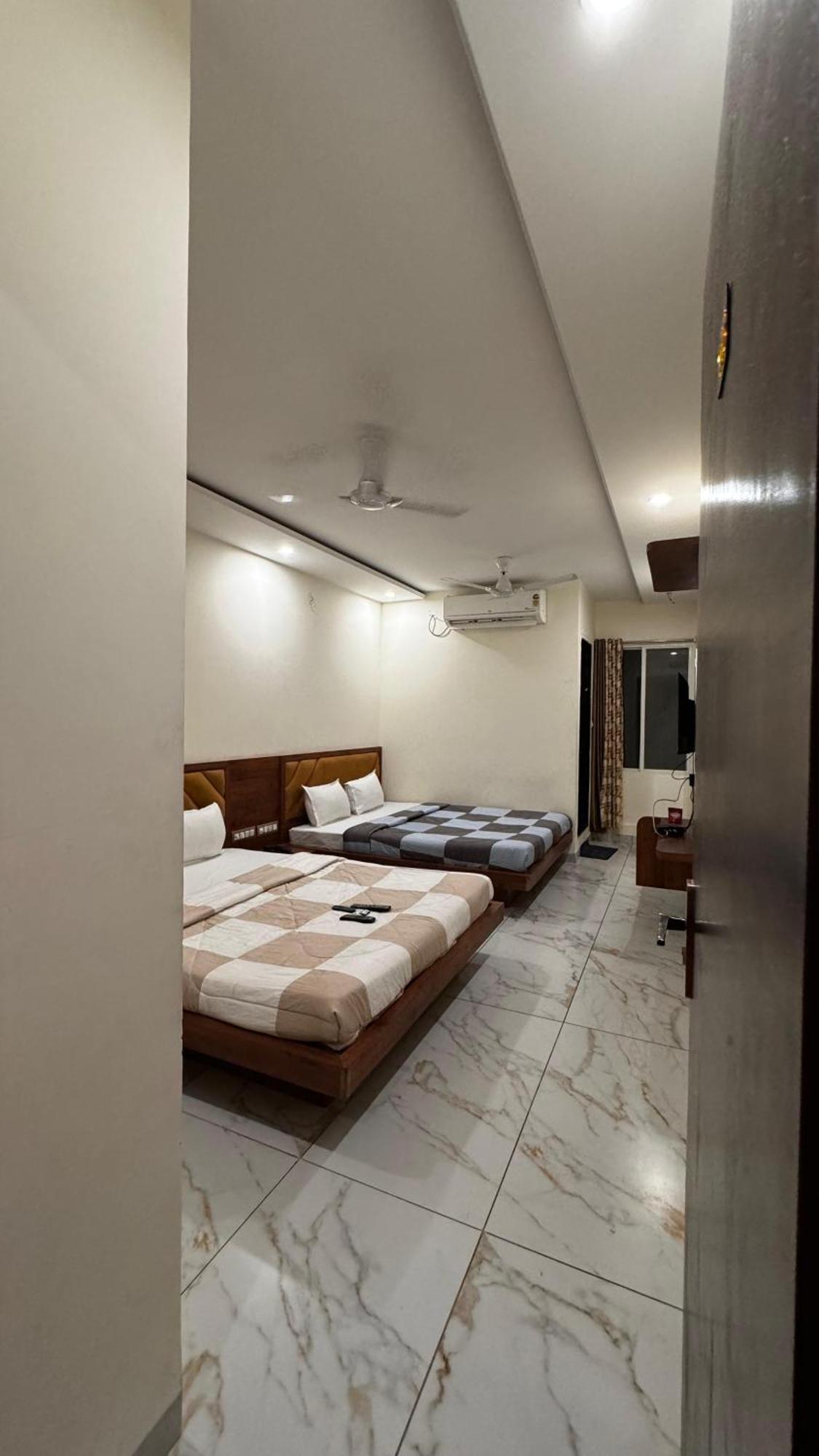 Hotel Prakasham Ujjain Esterno foto