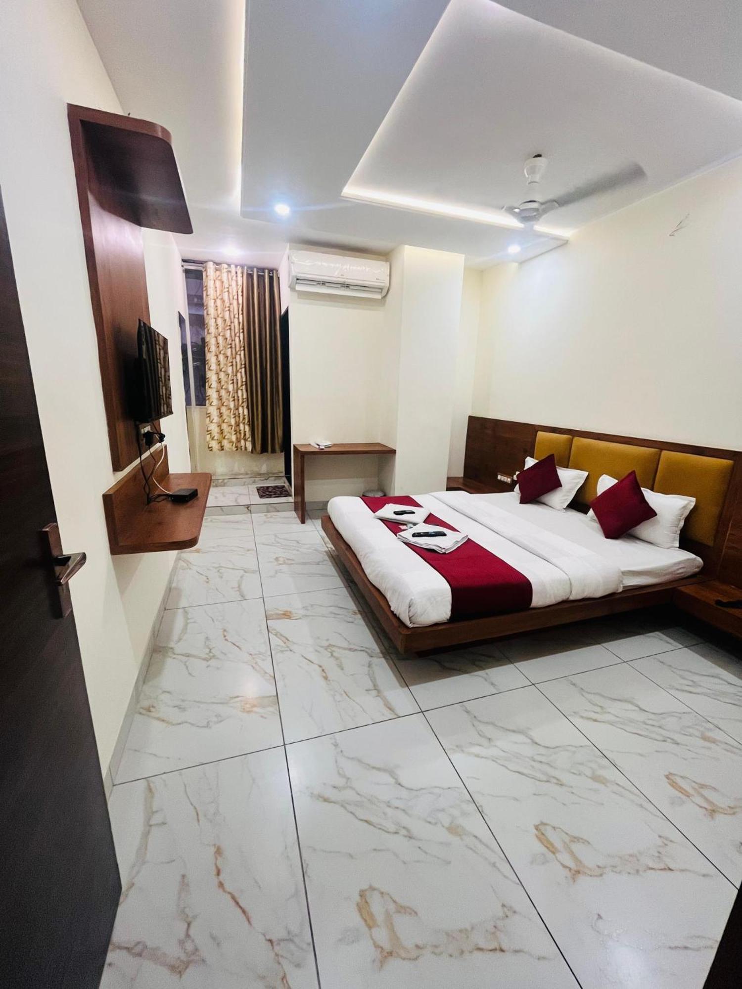 Hotel Prakasham Ujjain Esterno foto