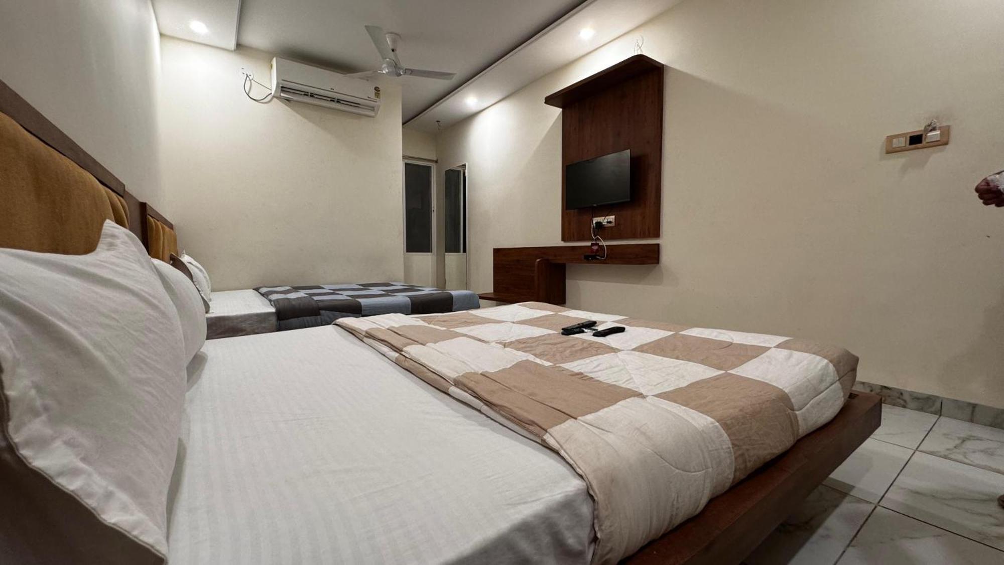 Hotel Prakasham Ujjain Esterno foto