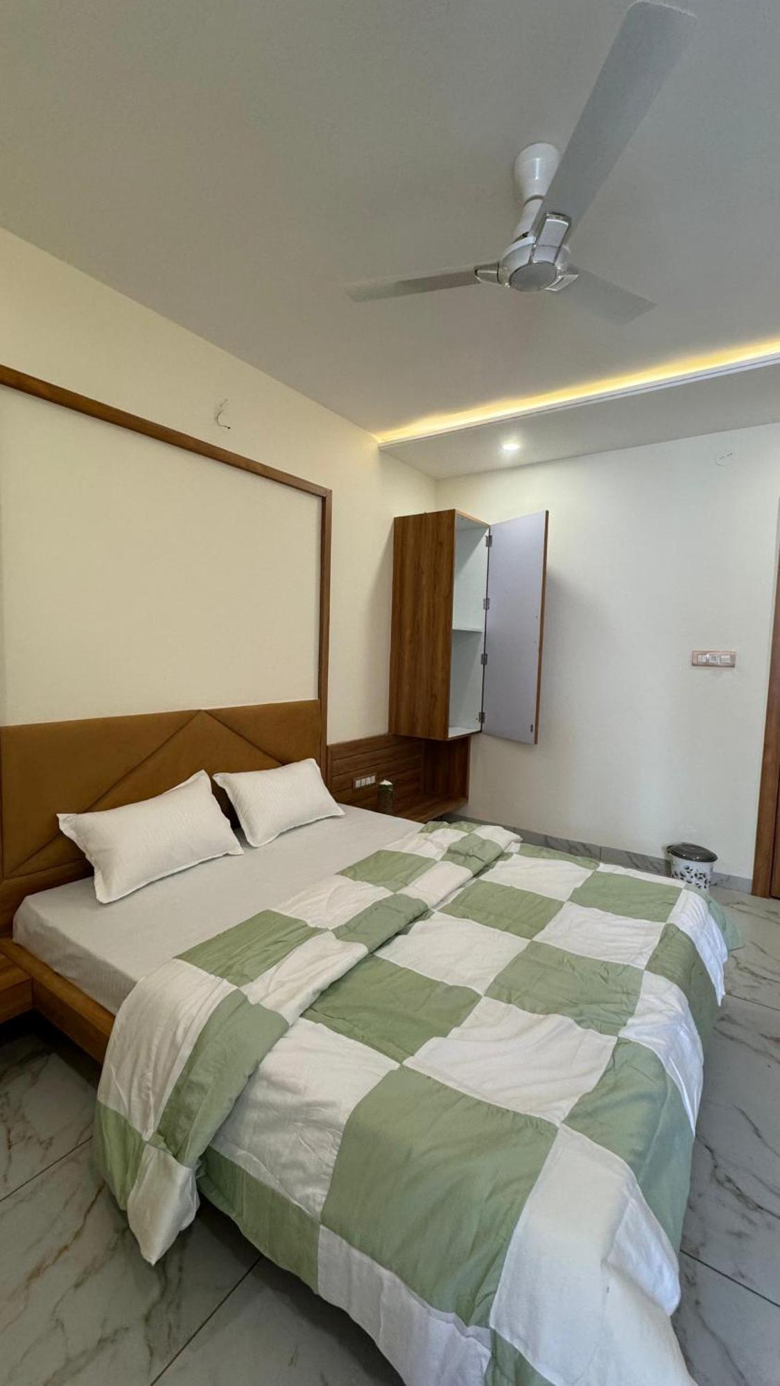 Hotel Prakasham Ujjain Esterno foto