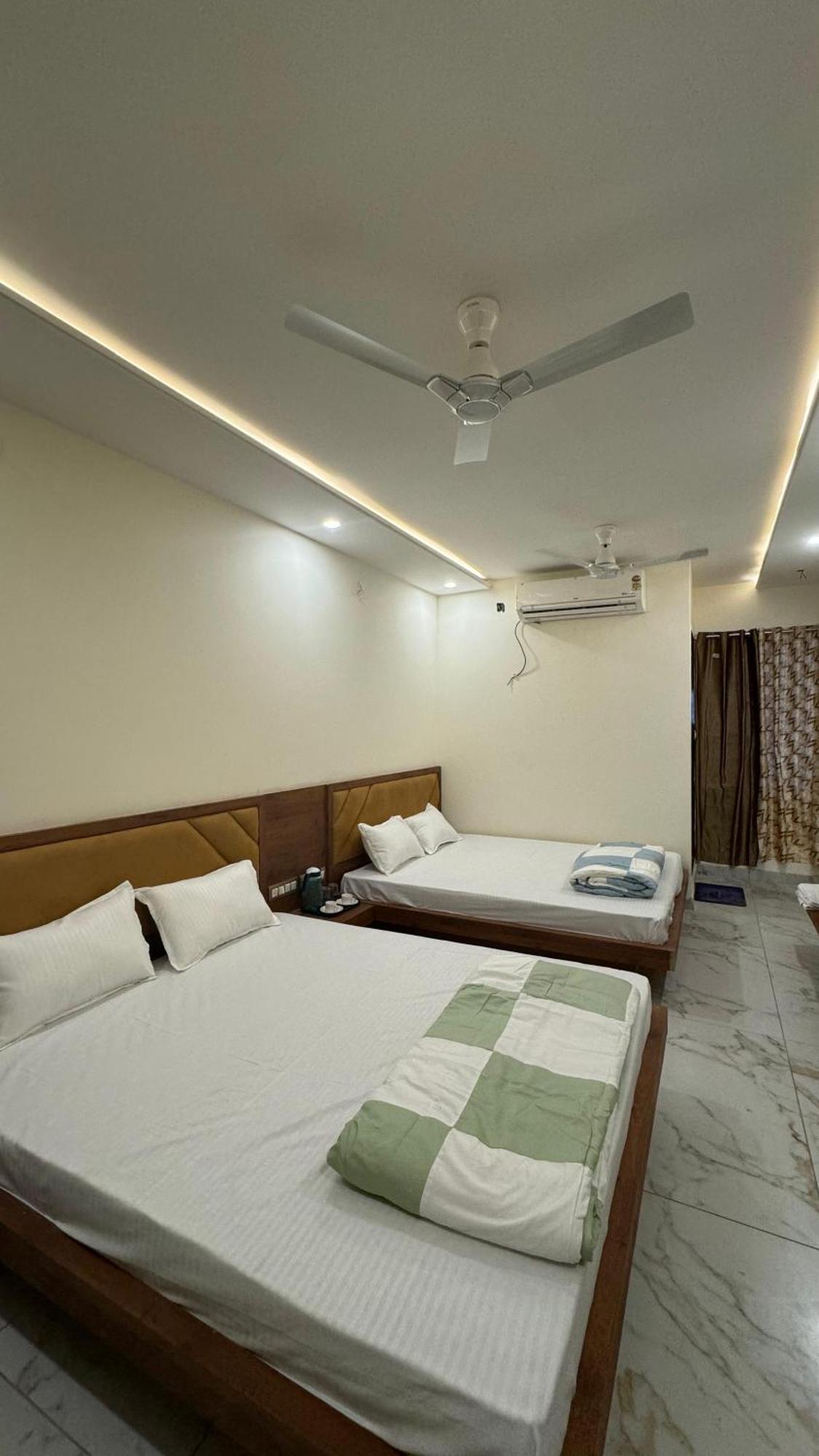 Hotel Prakasham Ujjain Esterno foto