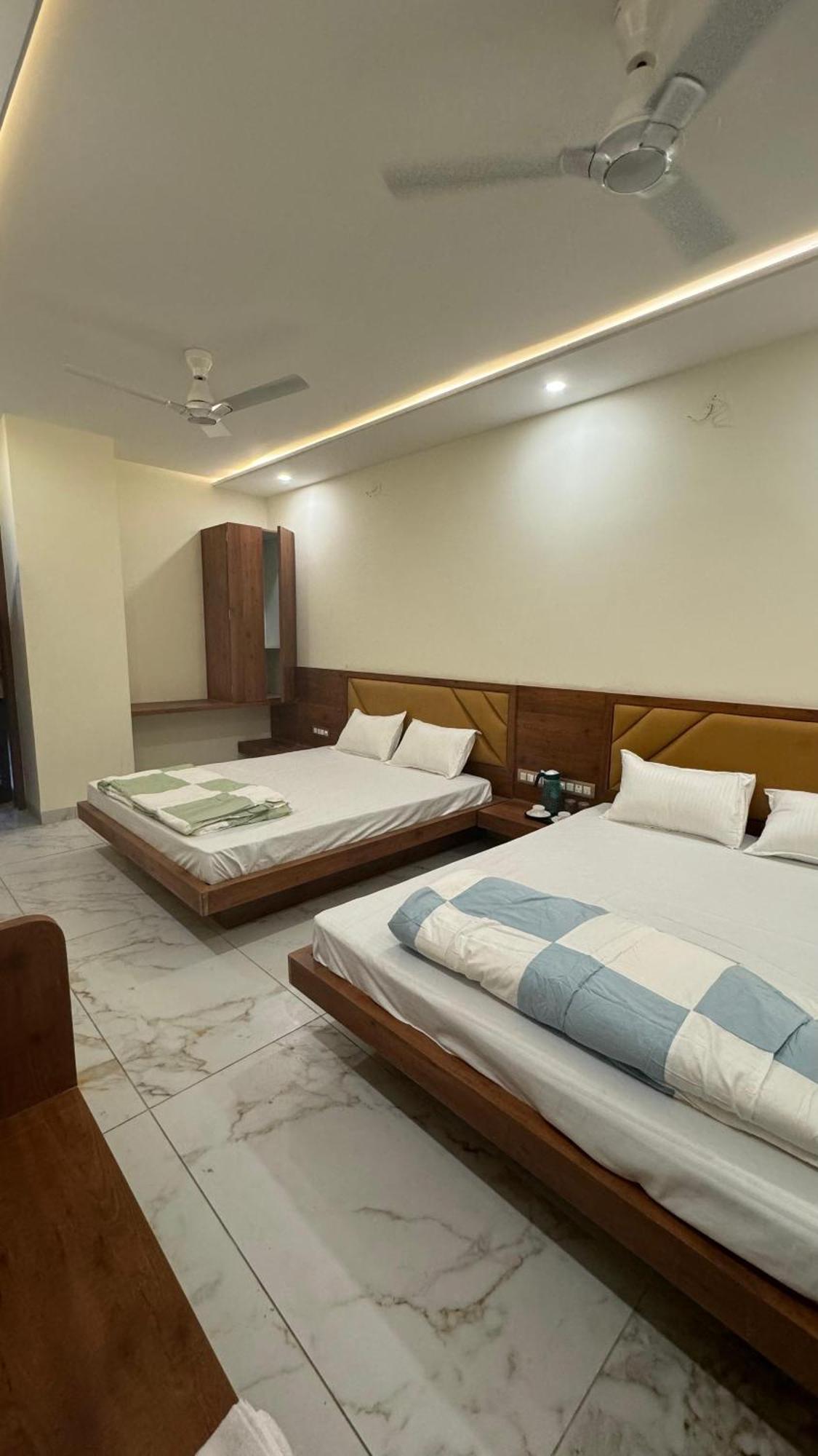 Hotel Prakasham Ujjain Esterno foto